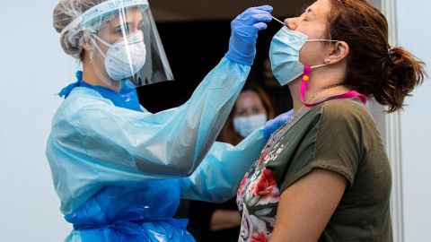 Una mujer se somete a un test de la prueba rápida de diagnóstico para la COVID-19 por Antígeno en Palma de Mallorca. /EFE