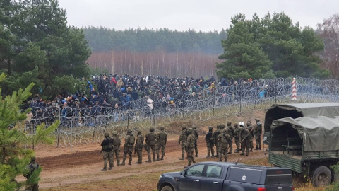 Una fotografía facilitada por la 16º División Mecanizada polaca muestra a los migrantes detrás de la valla fronteriza en Bielorrusia cerca del paso fronterizo polaco-bielorruso en Kuznica, este de Polonia, el 8 de noviembre de 2021 (publica