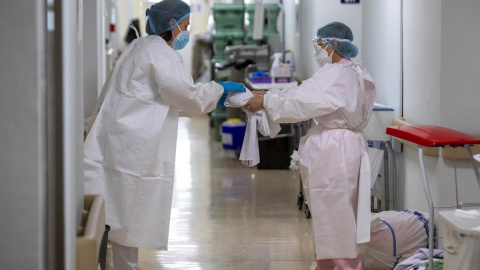Personal sanitario protegido con EPIs en la planta covid del Hospital Universitario de Álava -Txagorritxu.