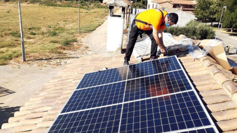 Instal·lació de plaques fotovoltaiques a teulades de Raimat, Lleida.