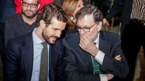 El presidente del Partido Popular, Pablo Casado; y el expresidente del Gobierno, Mariano Rajoy, hablan en el Círculo de Bellas Artes, en Madrid. Febrero de 2020.