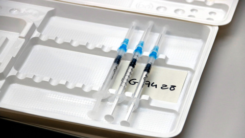 Estoig amb xeringues que contenen la vacuna de Pfizer contra la Covid-19.