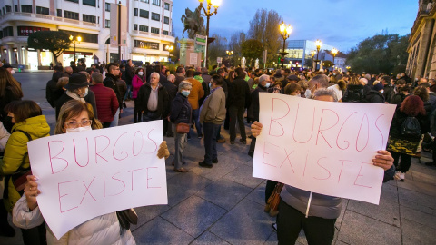 Dos personas sostienen pancartas donde se lee "Burgos existe", en una manifestación para reclamar comunicaciones por tren y por carretera para Burgos, a 20 de noviembre de 2021, en Burgos, Castilla y León.