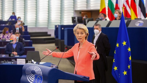 la presidenta de la Comisión Europea, Ursula von der Leyen (C), pronuncia un discurso durante una sesión plenaria del Parlamento Europeo.