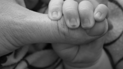 mano madre bebe