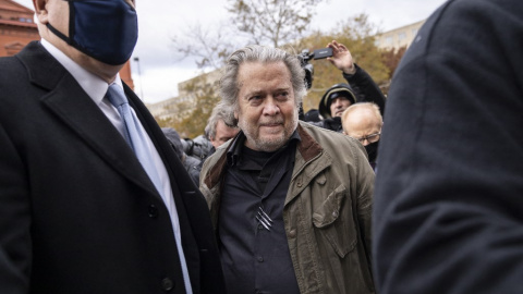 El ex asesor de la Casa Blanca de la Administración Trump, Steve Bannon, llega para entregarse en la Oficina de Campo del FBI en Washington el 15 de noviembre de 2021 en Washington.