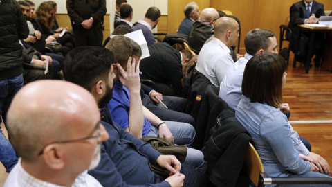 Los quince ultras que asaltaron el centro cultural Blanquerna de Madrid durante la Diada de 2013, para quienes la Fiscalía pide entre dos y cuatro años de prisión, durante el juicio que se sigue contra ellos en la Audiencia Provincial de Ma