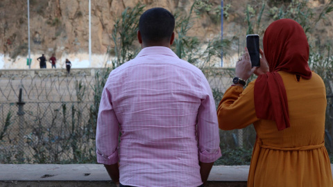 Familiares y personas curiosas saludan a los argelinos en la zona de Bin Lajraf