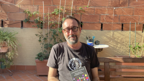 L'escriptor Adrià Pujol durant l'entrevista amb el seu llibre.
