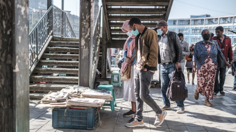 La gente mira la portada de los periódicos locales en un puesto callejero en una zona céntrica de la ciudad de Addis Abeba, Etiopía, el 3 de noviembre de 2021.