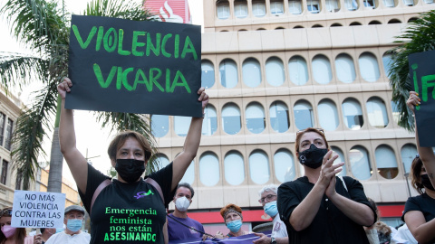 Un mujer con un cartel en el que se lee: Violencia vicaria, participa en una concentración feminista en Tenerife.