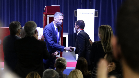 Xavier Garcia Albiol i Rubén Guijarro es donen la mà després de la votació de la moció de censura.