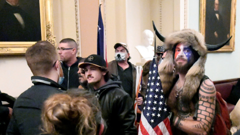 Jake Angeli cuernos capitolio