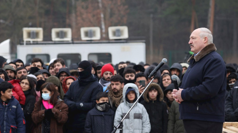 26/11/2021 El presidente de Bielorrusia, Alexander Lukashenko, se dirige a los migrantes en su visita al centro de transporte y logística Bruzgi, en la frontera entre Bielorrusia y Polonia
