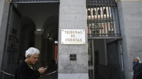 Un hombre pasa por la puerta principal del edificio del Tribunal de Cuentas en la Calle Fuecarral , número 81 de Madrid.