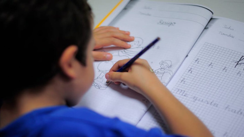 Un niño en una escuela catalana realiza actividades de lengua.