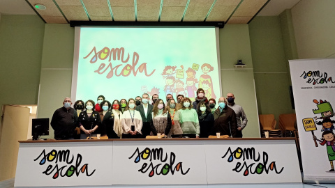 Imatge de les persones representants de les diferents entitats que formen Som Escola.