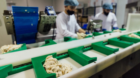 Varios trabajadores preparan turrón a 30 de noviembre de 2021 en la fábrica de turrones ‘El Artesano’, Alacant.