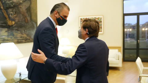 El alcalde de Madrid, José Luis Martínez-Almeida, junto al portavoz municipal de Vox, Javier Ortega Smith, en un encuentro celebrado este jueves.