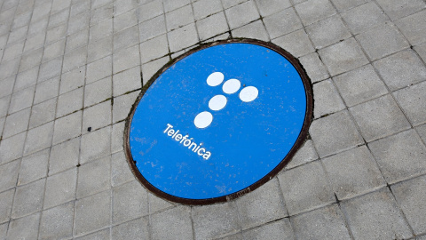 El nuevo logo de Telefónica, en una tapa en el suelo cerca de su sede en la zona norte de Madrid. E.P.