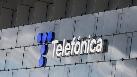 El logo de telefónica en su sede en la zona norte e Madrid. REUTERS/Sergio Perez