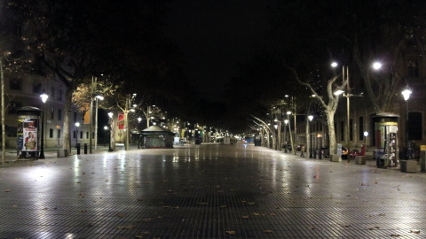 24/12/2021 - La Rambla de Santa Mònica, a Barcelona, durant les hores de toc de queda el passat 24 de desembre.