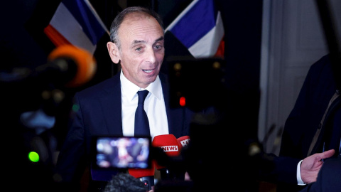 El polemista francés de extrema derecha y candidato a las elecciones presidenciales francesas de 2022 Eric Zemmour se dirige a los medios de comunicación en París, Francia, el 30 de noviembre de 2021.