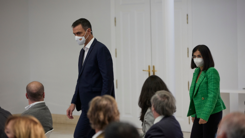 La ministra de Sanidad, Carolina Darias, y el presidente del Gobierno, Pedro Sánchez, llegan al acto institucional ‘Salud Mental y covid-19’, en el Palacio de la Moncloa, a 9 de octubre de 2021, en Madrid.