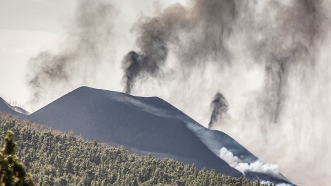 Vista del volcán de Cumbre Vieja con las tres nubes de ceniza, desde Los Llanos de Aridane, a 20 de octubre de 2021, en La Palma.