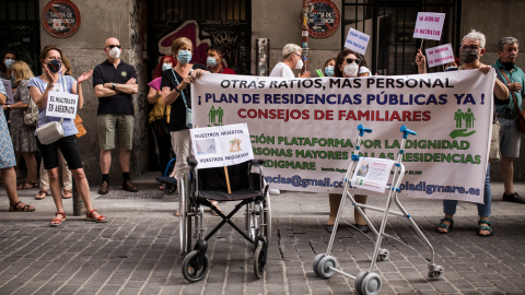 Varias personas participan en una manifestación convocada contra la gestión de la presidenta en funciones de la Comunidad de Madrid en los geriátricos durante la pandemia, a 15 de junio de 2021, frente a la Consejería de Sanidad, Madrid, (E
