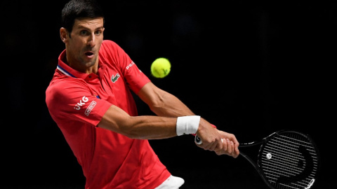 El serbio Novak Djokovic golpea una devolución contra Alexander Bublik de Kazajstán.