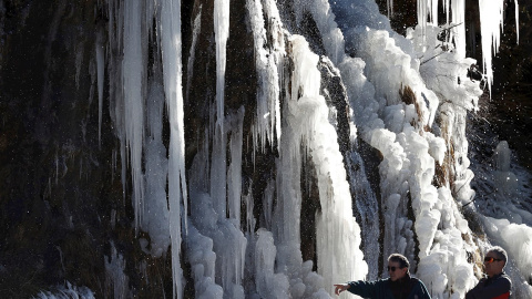 Dos personas junto a una cascada de hielo cercana a la localidad de Roncal (Navarra).