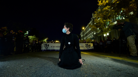 Una mujer protagoniza una performance en una manifestación convocada por Movimiento Feminista contra la violencia machista, a 25 de noviembre de 2021, en Madrid.