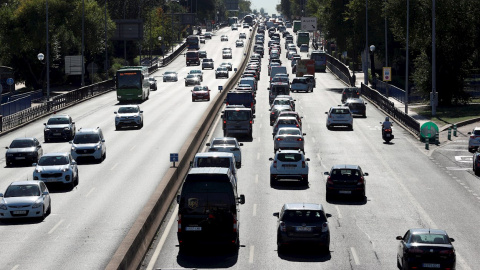 Tráfico y retenciones a la salida de Madrid, durante los desplazamientos de largo recorrido con motivo del puente del 12 de octubre.