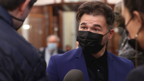 El portavoz de ERC en el Congreso, Gabriel Rufián, en declaraciones a los medios a su llegada a la sesión plenaria del Congreso de los Diputados celebrada este lunes en Madrid.