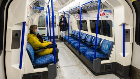 04/01/2022 Dos mujeres en un tren subterráneo vacío en Londres, Gran Bretaña