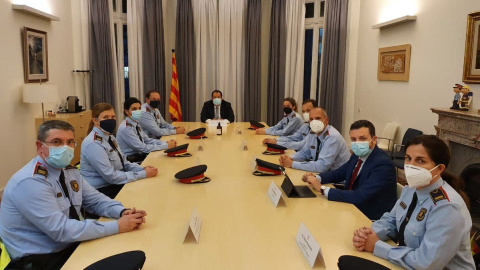 El conseller d'Interior, Joan Ignasi Elena, reunit amb membres de la nova estructura dels Mossos.