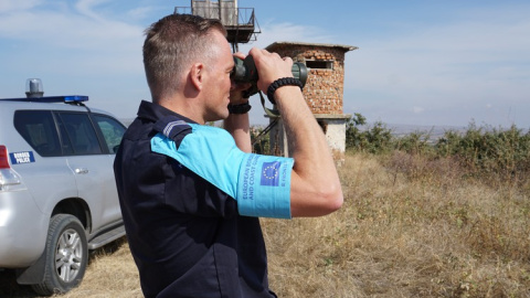 Un agente de Frontex realiza trabajos de vigilancia.