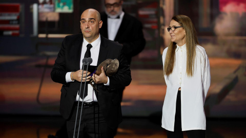 Los productores Patricia de Muns y Jaier Méndez reciben el Premio Forqué a Mejor largometraje de ficción por el 'El buen patrón', en la gala de entrega de los Premios Forqué