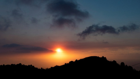 Gases del volcán de Cumbre Vieja, en La Palma, a última hora de la tarde de este lunes sobre el municipio de Puntagorda.