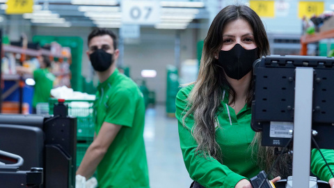 Trabajadores del almacen de Mercadona para la compra 'online', que la empresa llama 'la Colmena', de Madrid.
