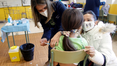 Personal sanitario vacuna a una menor de 12 años en el CEIP Eusebio Sempere de Alacant.