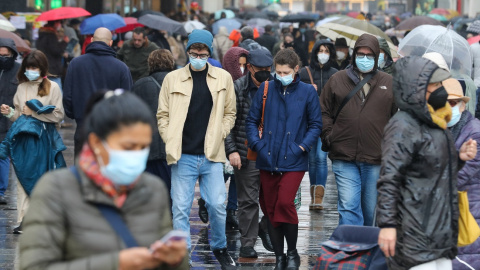 Varias personas con mascarilla a 24 de diciembre de 2021, en Madrid.