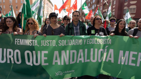 Teresa Rodríguez (1d) junto al líder andaluz de IU, Toni Valero (c) en la manifestacion de 'Marcha por Andalucía' convocada por el movimiento 'Caminando/Marchas de la Dignidad' con motivo del 28-F. Sevilla a 28 de febrero del 2020 Foto de A