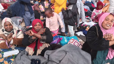 Mujeres y niños hacinados en el centro de detención de migrantes de Ain Zara, en Libia, donde fueron recluidos tras desmantelar una protesta en Trípoli.