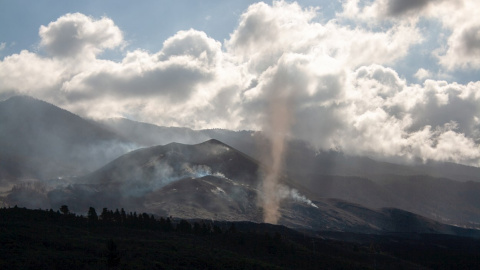Imagen tomada desde la iglesia de Tajuya, en la que solo se aprecia en el volcán un ligera emisión de gases y remolino de polvo provocado por el calor que aún conservan las coladas.
