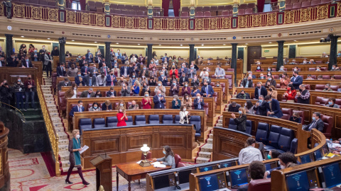 La ministra de Educación y FP, Pilar Alegría, tras intervenir en una sesión plenaria en el Congreso de los Diputados, a 16 de diciembre de 2021, en Madrid, (España).