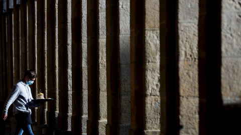 Un camarero sirve en una terraza en San Sebastián. EFE/Javier Etxezarreta