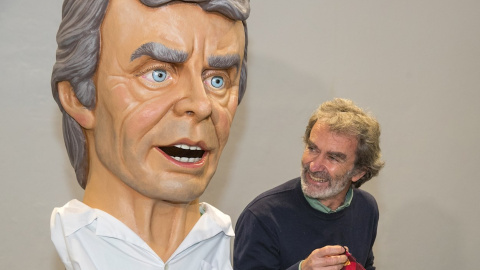 El director del Centro de Coordinación de Alertas y Emergencias Sanitarias, Fernando Simón descubre un cabezudo durante un homenaje ofrecido este viernes por la Asociación de Cabezudos de Las Fuentes de Zaragoza.
