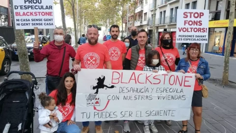 Familias afectadas por el fondo buitre Blackstone protestan en Barcelona.
